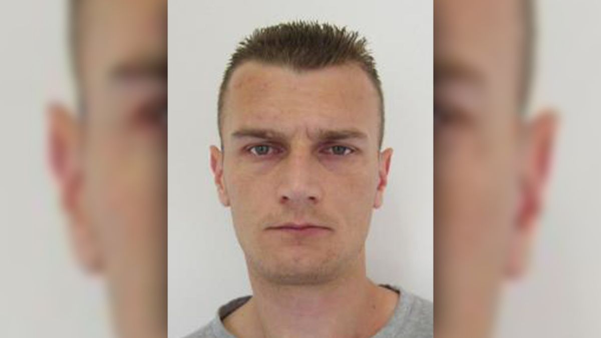 Potetovaný vězeň s ježkem na hlavě zmizel z pracoviště v Praze